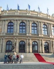 Elektrokoloběžka - S Rudolfinem a připraveným červeným kobercem | Rudolfinum and red carpet which is ready for the show