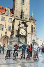 Elektrokoloběžka - Staroměstké náměstí s Orlojem za zády | Old town square with Astronomical clock